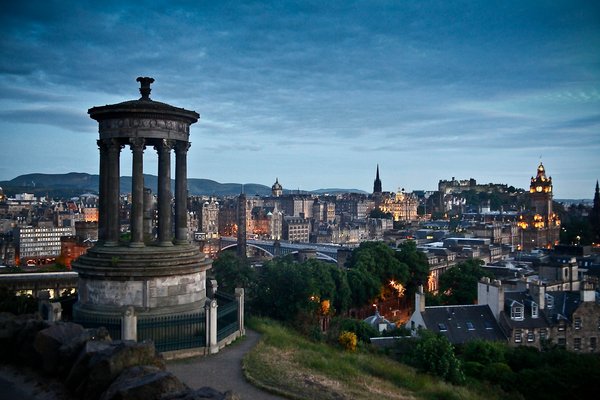 How can one find budget-friendly guided tours of the historic sites in Edinburgh?