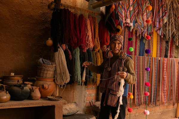 What should you look for in a holiday rental in Suffolk that offers access to local wool spinning classes?